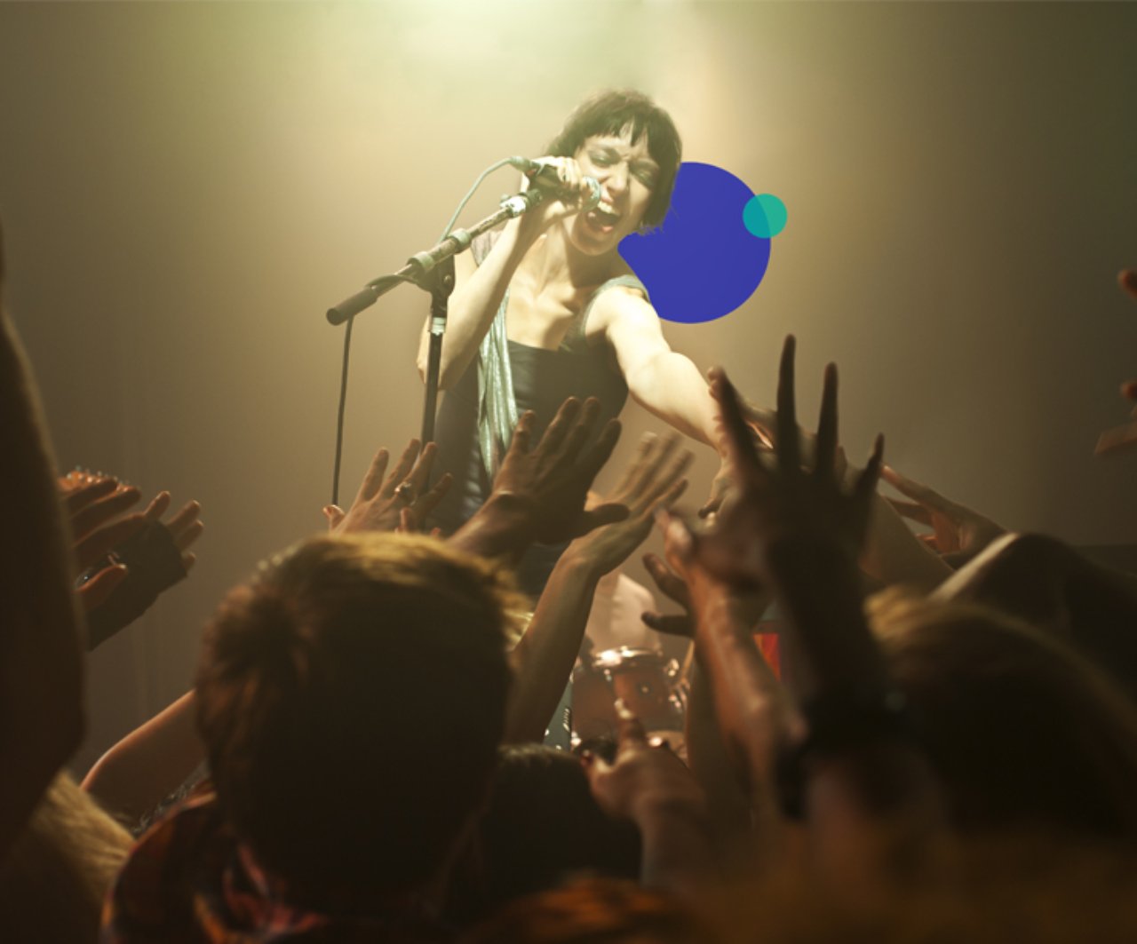 Una cantante attorniata dai fans