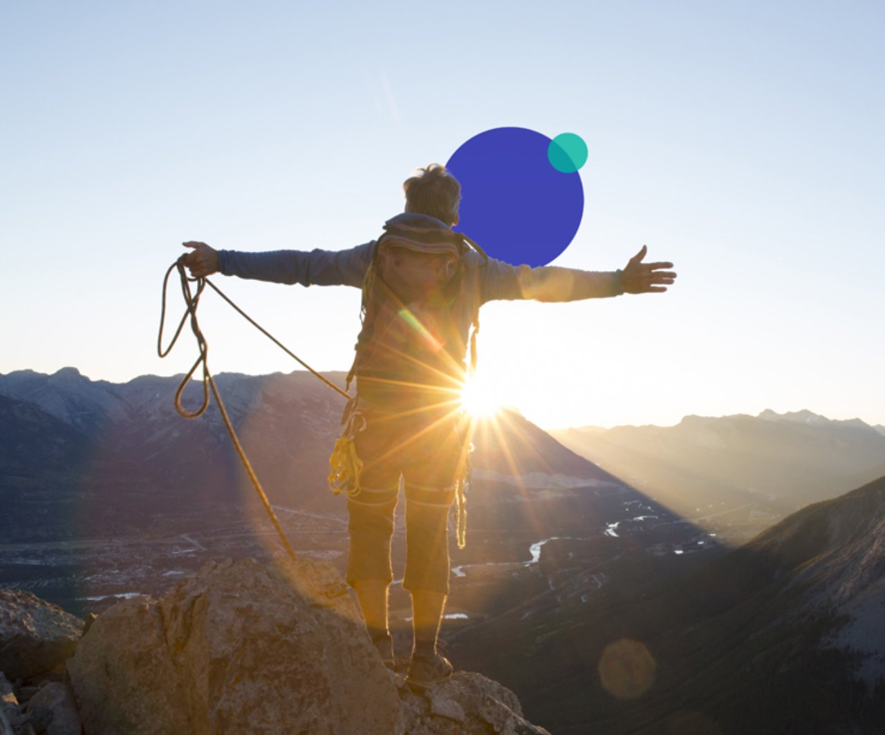 Una persona in cima alla montagna