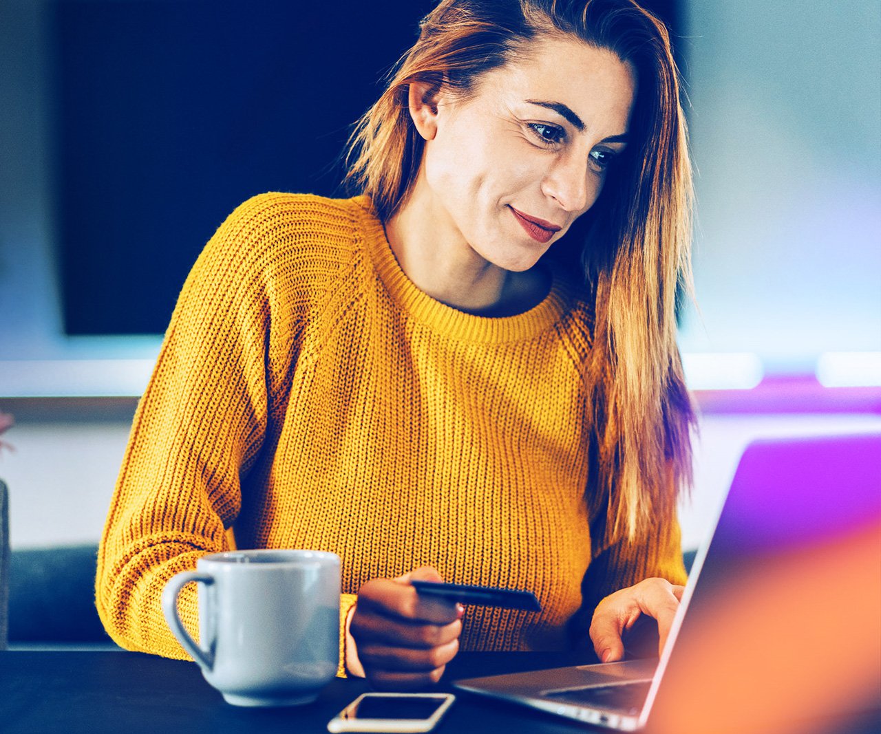 Una cliente controlla i sui conti e le sue carte