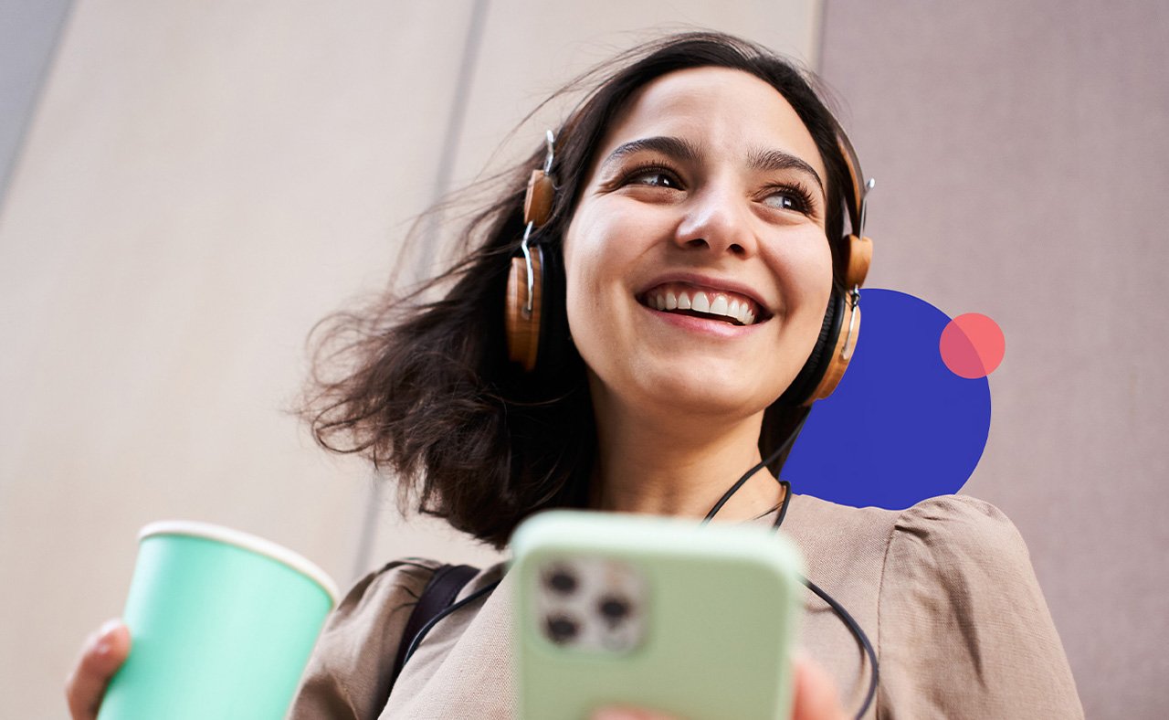 Una giovane con cuffie