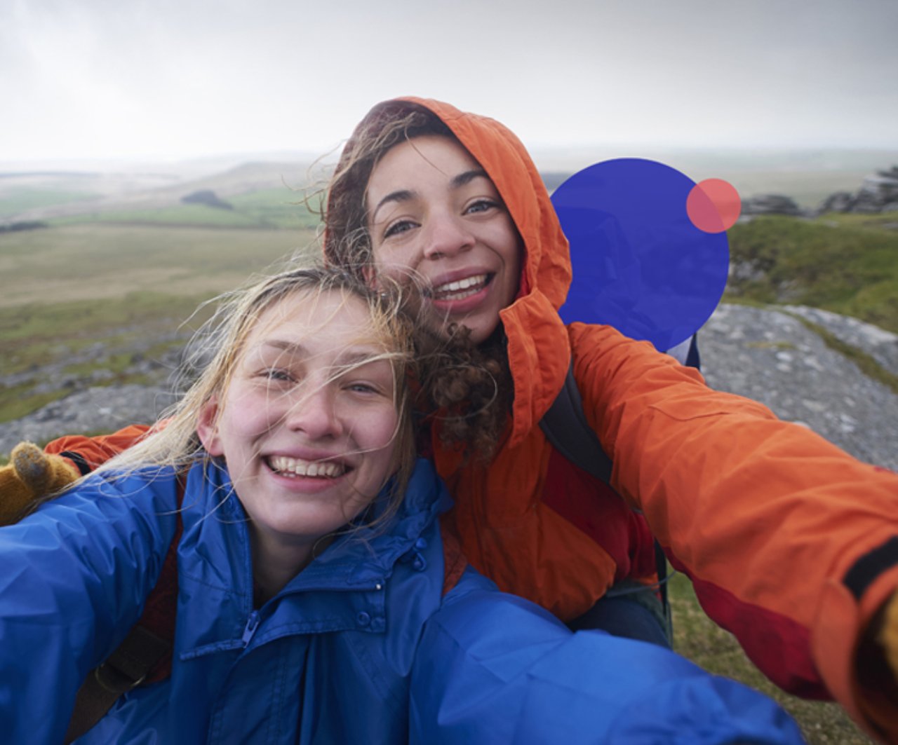 Due ragazze in montagna