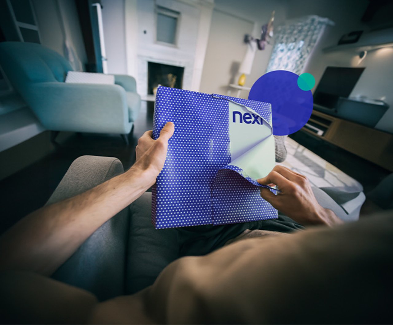 Una persona scarta un regalo