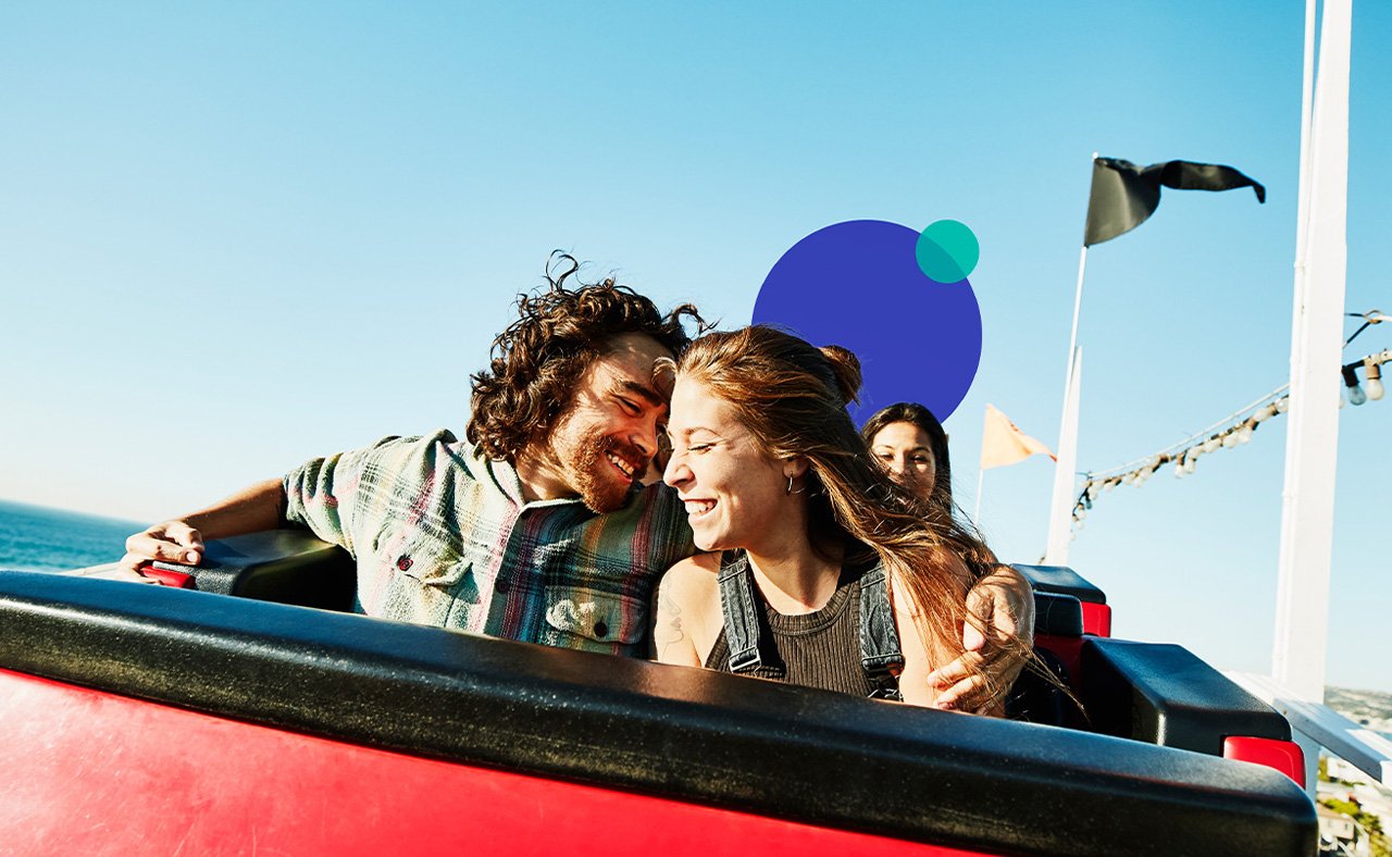 Una coppia in cima ad una ruota panoramica