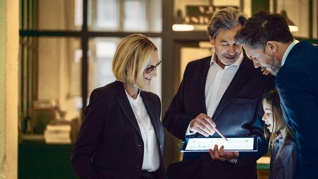 Una famiglia di imprenditori con un consulente finanziario